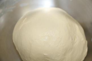 然后再启动厨师酱和面2分钟，再盖上保鲜膜静置20分钟.
20分钟后再和面2分钟，再静置20分钟，一次循环4次，面团变得越来越光滑有韧性。