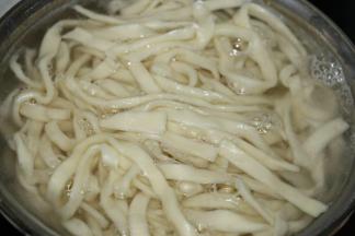 捞起沥水，放入事先准备好的冷开水，过一下。捞起沥水。
然后倒一点橄榄油或其它油，拌均匀，倒入肉酱，拌均匀即可食用～