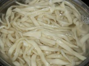 捞起沥水，放入事先准备好的冷开水，过一下。捞起沥水。
然后倒一点橄榄油或其它油，拌均匀，倒入肉酱，拌均匀即可食用～