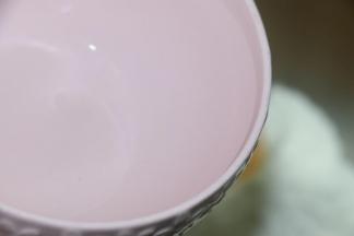 一边倒入水一边搅拌