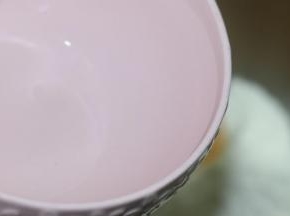 一边倒入水一边搅拌