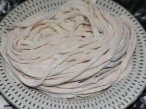 自制的手擀面一份，手擀面的制作方法请参照我的另外一个方子#自制肉酱手擀面#
