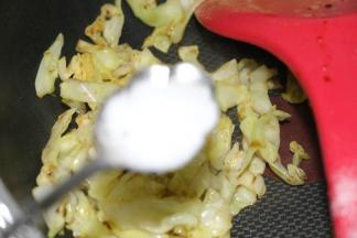 下砂糖，快速翻炒均匀