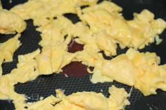 鸡蛋煎至半熟时快速翻炒散～如图，然后捞起备用