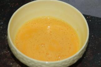 鸡蛋打入碗里，加入1g盐，完全打散