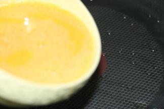 小火，热锅冷油，倒入鸡蛋液，摊平