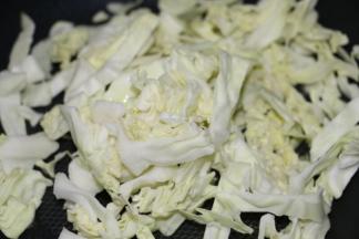 中火，热锅冷油，放入包菜