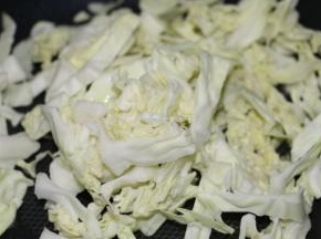 中火，热锅冷油，放入包菜