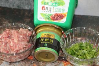 准备好主材料
香菜梗切小段段