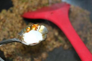 下砂糖，快速翻炒均匀