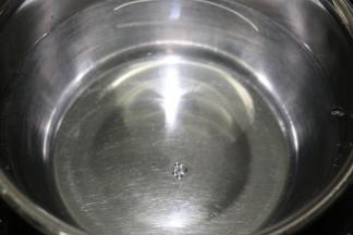 准备一盆冷开水