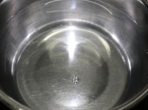 准备一盆冷开水