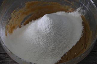 搅拌至完全混合，筛入低筋粉