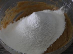 搅拌至完全混合，筛入低筋粉