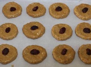 有间隔地排放好饼干，在饼干中间压半颗蔓越莓上去。
170度烤20分钟即可