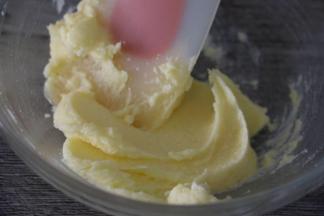 倒入砂糖和盐，用刮板把砂糖混进黄油里即可