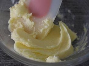 倒入砂糖和盐，用刮板把砂糖混进黄油里即可