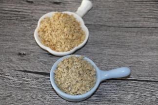 把核桃仁和瓜子仁切碎