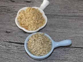 把核桃仁和瓜子仁切碎