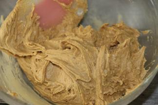 轻轻切拌至无干粉状