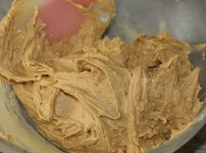 轻轻切拌至无干粉状