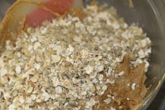 倒入已混合好的燕麦果仁，抓捏或切拌均匀成团