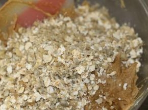 倒入已混合好的燕麦果仁，抓捏或切拌均匀成团