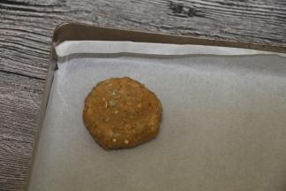 此时170度预热烤箱
取20g一块面团滚圆，
把饼胚放到烤盘上，压扁