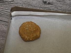 此时170度预热烤箱
取20g一块面团滚圆，
把饼胚放到烤盘上，压扁