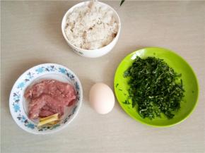 准备好所有材料，香菜提前切碎。