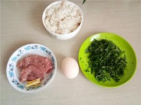 准备好所有材料，香菜提前切碎。