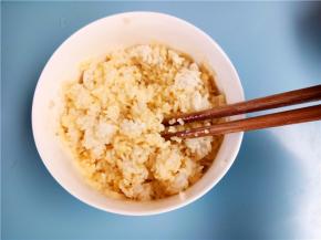 鸡蛋打散，倒入准备好的米饭混合均匀。