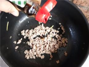 肉末炒至变色后加适量酱油。