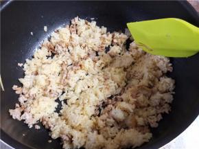 把混合好的鸡蛋饭倒入锅中，翻炒均匀。