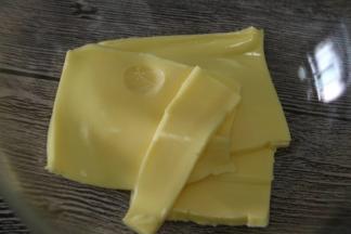 黄油软化至轻按有坑，用电动打蛋器低档稍微打发一下，颜色变白，体积变有点蓬松即可