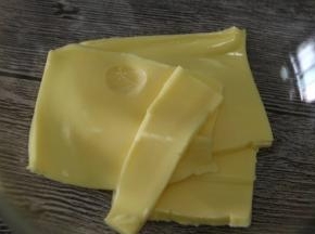 黄油软化至轻按有坑，用电动打蛋器低档稍微打发一下，颜色变白，体积变有点蓬松即可