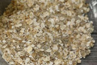 燕麦片和核桃仁、瓜子仁放一起，混合均匀