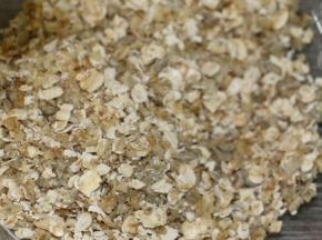 燕麦片和核桃仁、瓜子仁放一起，混合均匀