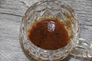 用鸡蛋液把咖啡化开