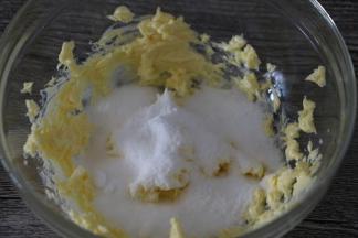 倒入砂糖，开电动打蛋器低档把砂糖混进黄油里