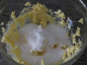 倒入砂糖，开电动打蛋器低档把砂糖混进黄油里