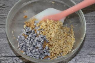 倒入巧克力豆和核桃仁碎