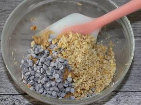 倒入巧克力豆和核桃仁碎