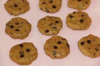 170度预热烤箱
取20g一个面团，滚圆，有间隔地放到烤盘上，压扁.
入烤箱170度烤20分钟即可.