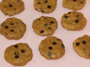 170度预热烤箱
取20g一个面团，滚圆，有间隔地放到烤盘上，压扁.
入烤箱170度烤20分钟即可.