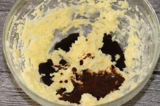 倒入咖啡蛋液，低档打至完全混合