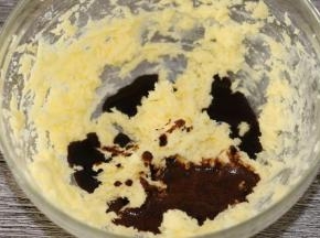 倒入咖啡蛋液，低档打至完全混合