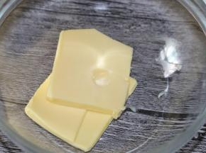 黄油软化至轻按有坑