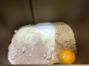 除了橄榄油之外，所有材料都投进面包机