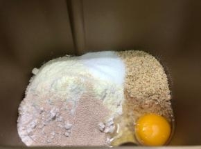 除了橄榄油之外，所有材料都投进面包机